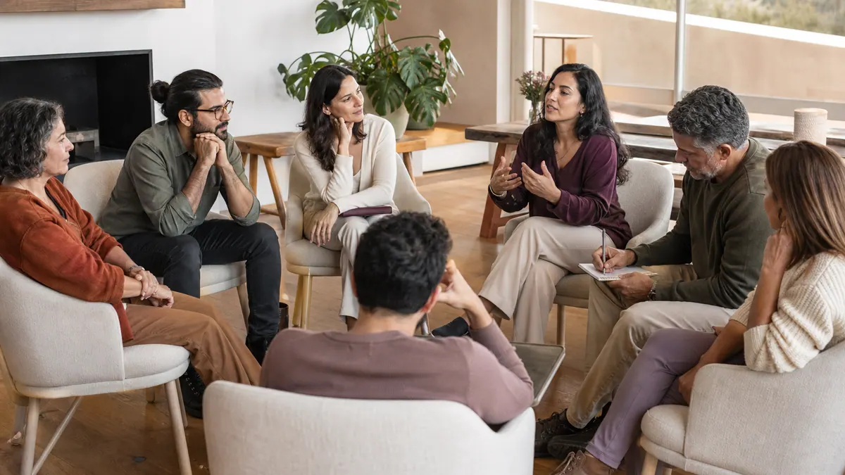 Grupo de personas adultas participa en un encuentro presencial de Mente Viva.