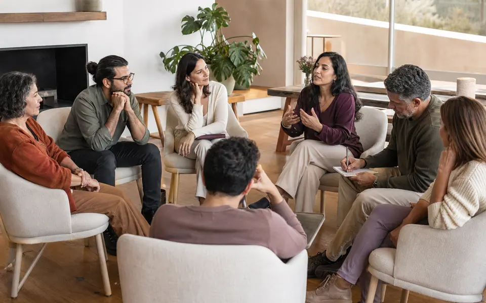 Personas adultas participan en una dinámica grupal.
