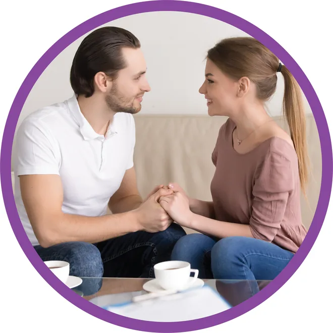 Pareja tomada de las manos durante una sesión de terapia