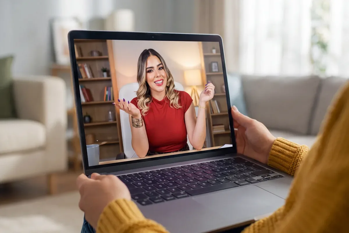 Sesión de acompañamiento psicológico por videollamada en un portátil