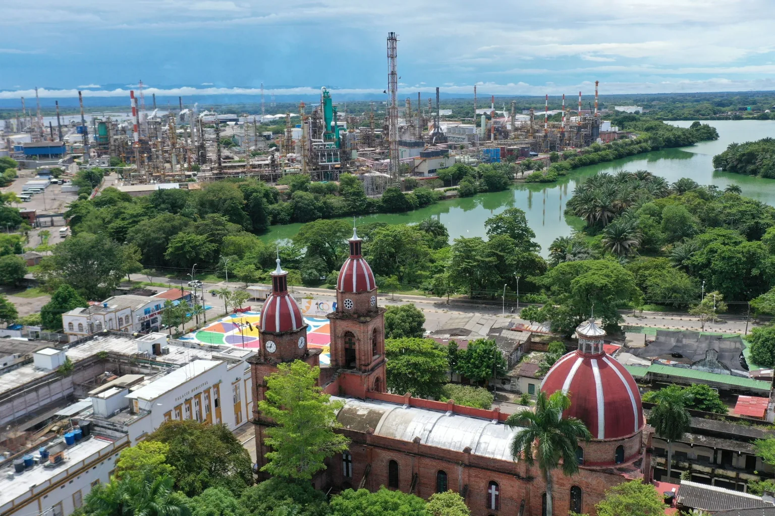 Ribera urbana de Barrancabermeja junto al río Magdalena, Colombia.