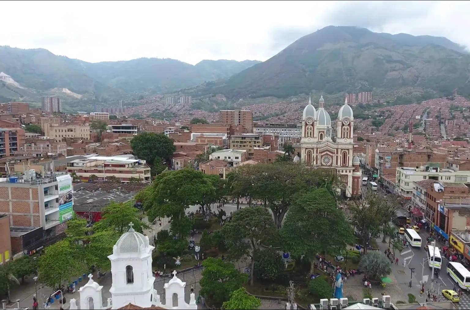 Vista urbana de Bello, Antioquia, en el valle de Aburrá, Colombia.