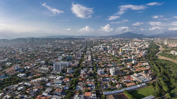 Vista urbana de Cúcuta y sus montañas, Colombia.