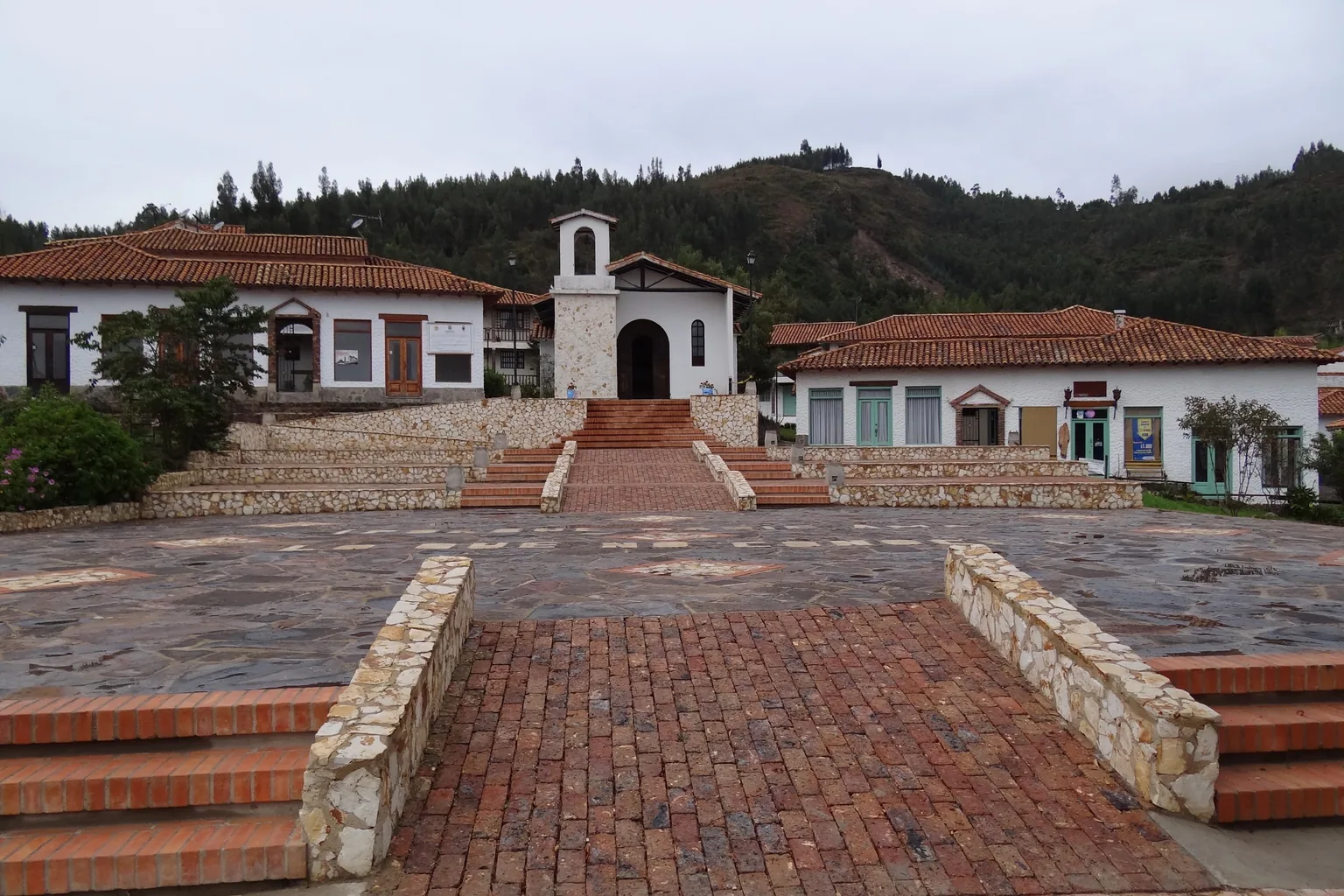 Plaza y arquitectura del centro de Duitama, Boyacá, Colombia.