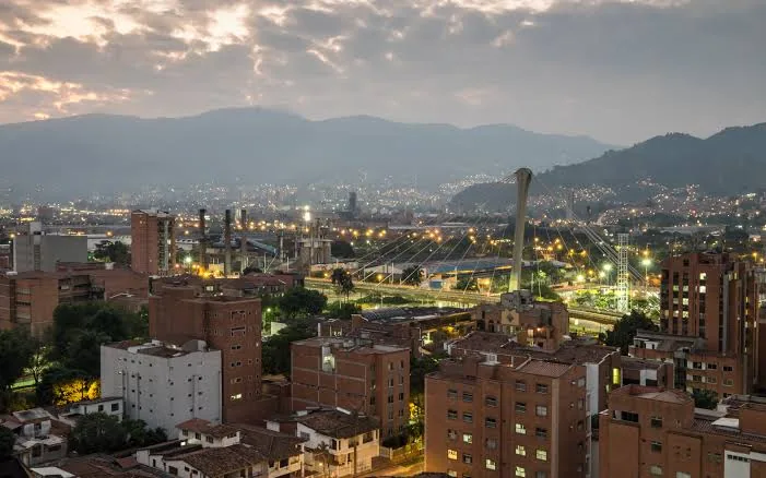 Vista urbana de Envigado, Antioquia, Colombia.