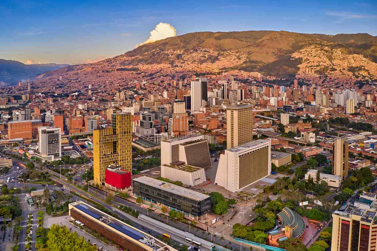 Vista urbana de Medellín en el valle de Aburrá, Colombia.
