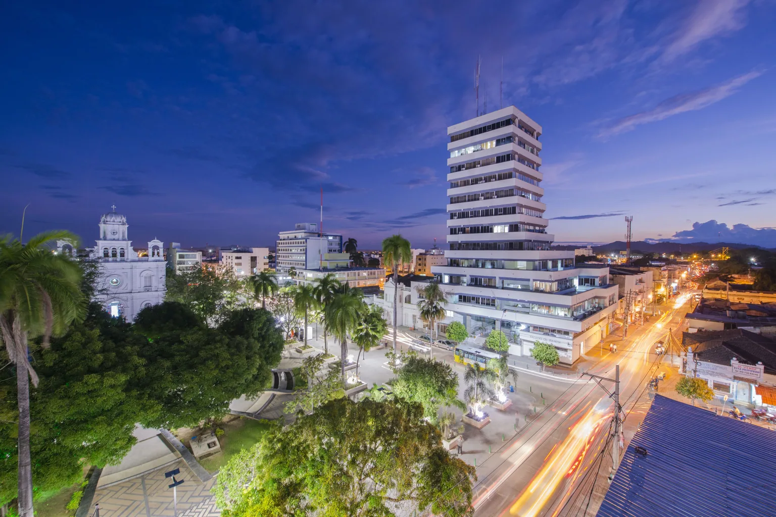 Edificio y parque en el centro de Montería, Colombia.