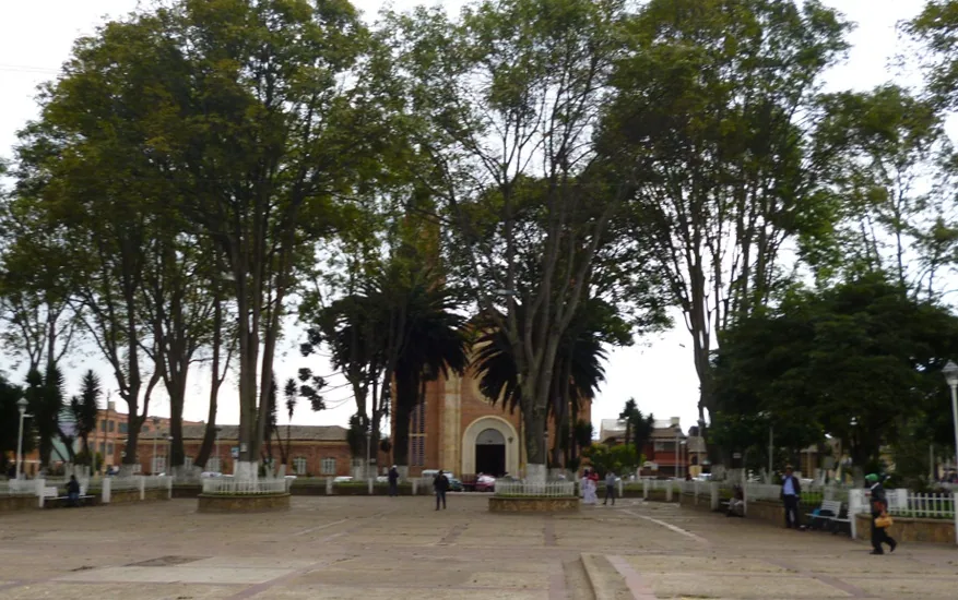 Parque y arquitectura del centro de Mosquera, Cundinamarca, Colombia.
