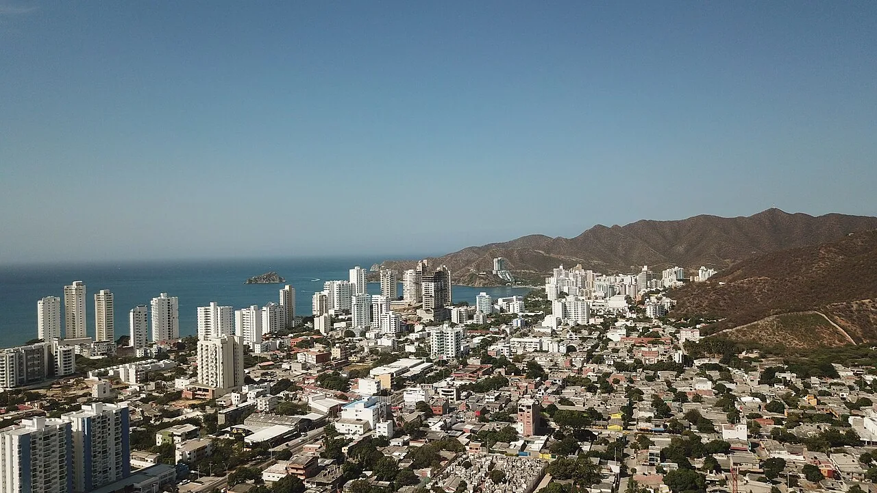 Vista urbana de Santa Marta junto al mar Caribe, Colombia.