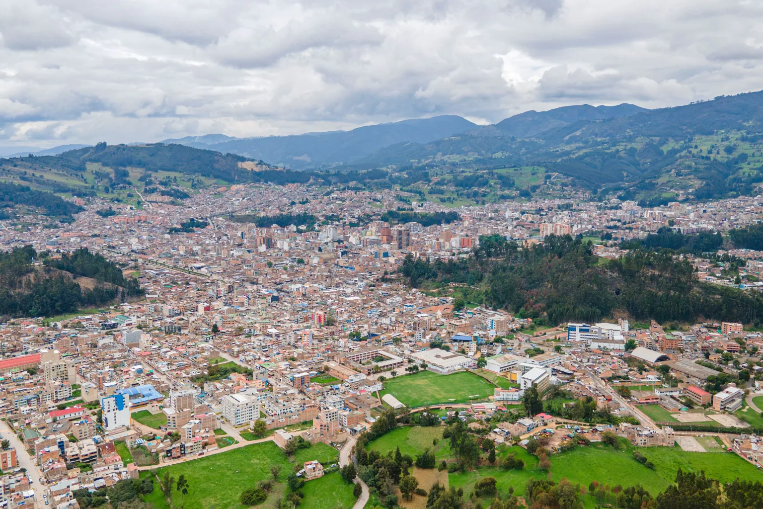 Vista urbana de Sogamoso con montañas al fondo, Colombia.