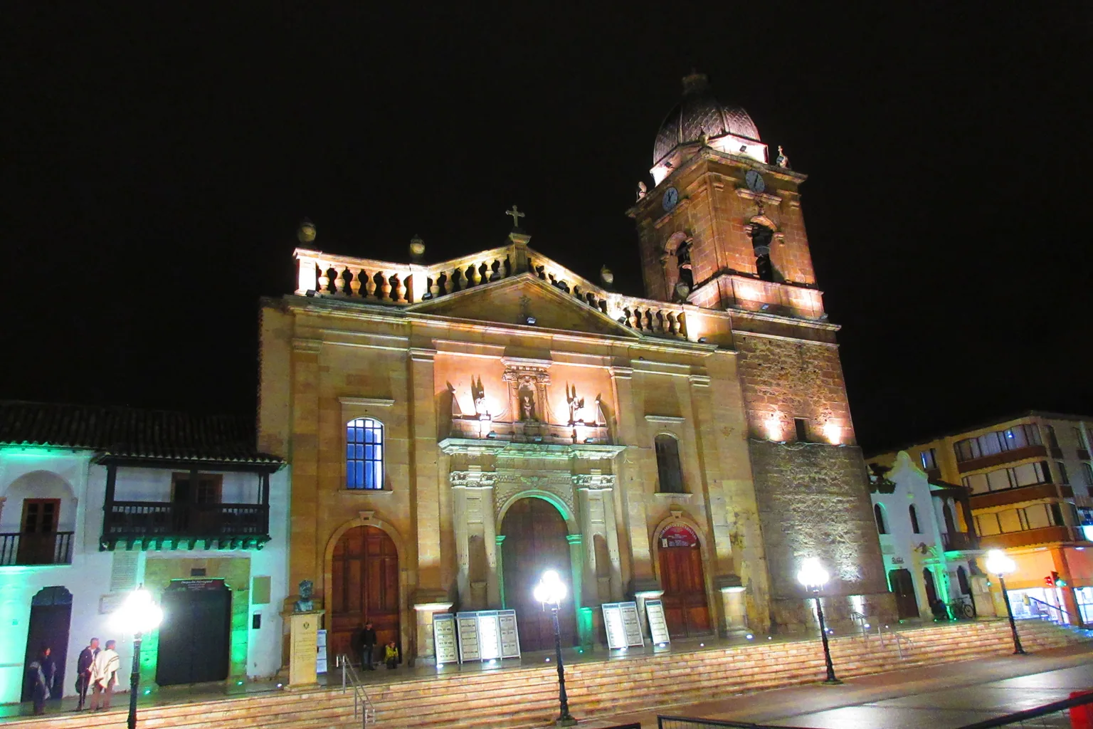 Edificio histórico iluminado en Tunja, Boyacá, Colombia.