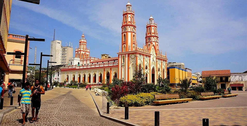 Iglesia y plaza en el centro de Barranquilla, Colombia.