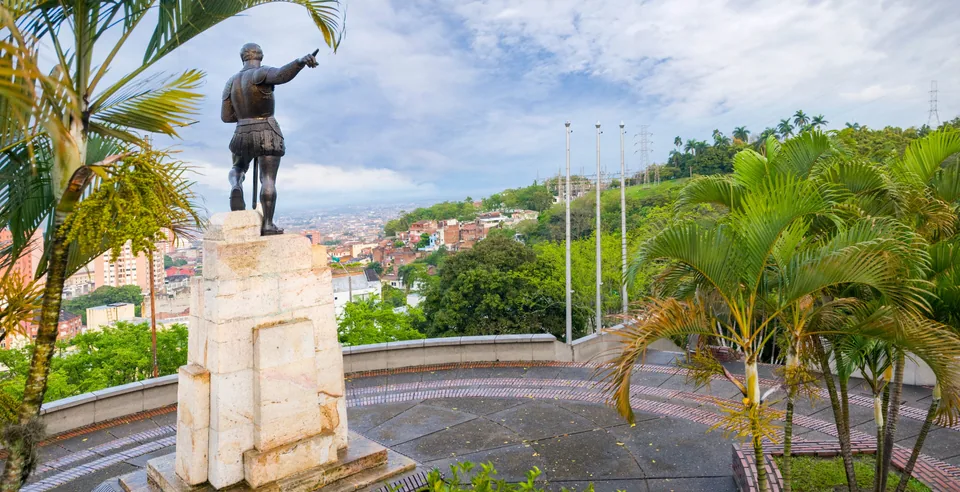 Estatua de Cristo Rey con vista hacia Cali, Colombia.