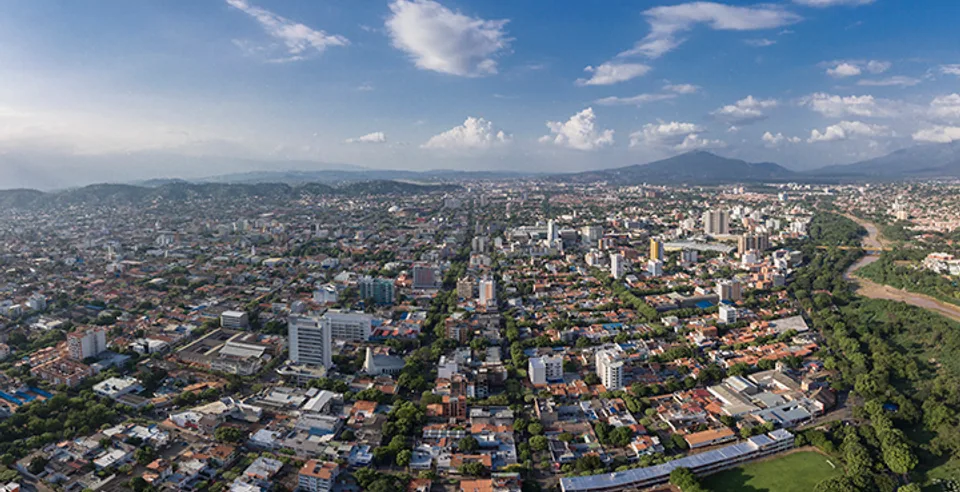 Vista urbana de Cúcuta y sus montañas, Colombia.