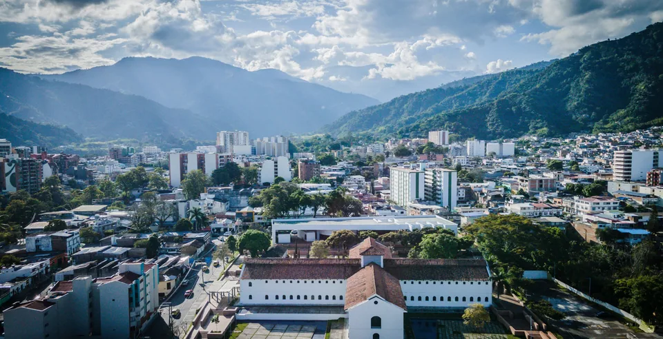 Vista urbana de Ibagué con montañas al fondo, Colombia.