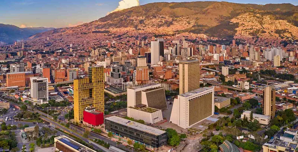 Vista urbana de Medellín en el valle de Aburrá, Colombia.