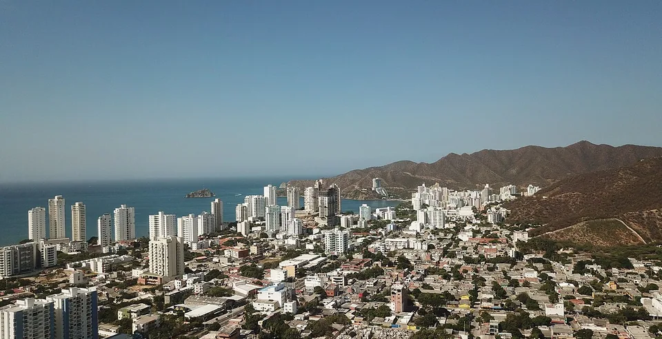 Vista urbana de Santa Marta junto al mar Caribe, Colombia.