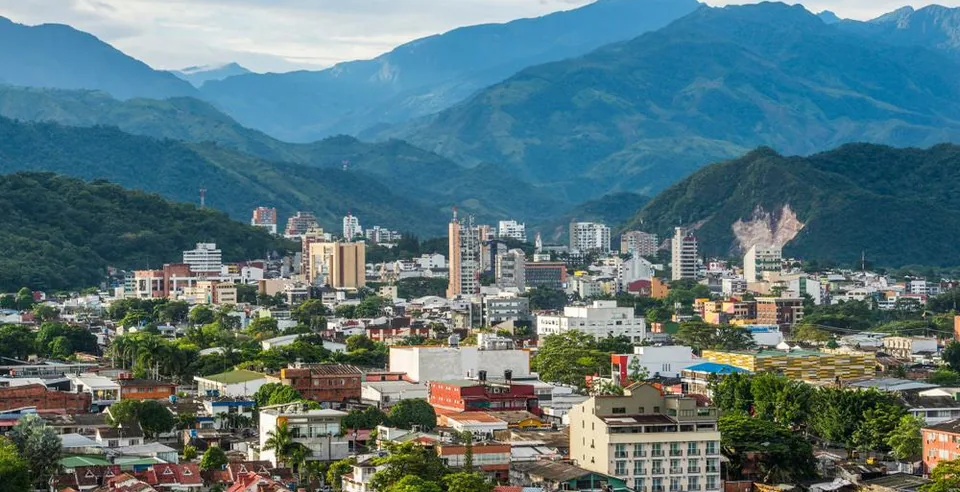 Vista urbana de Villavicencio con las montañas al fondo, Colombia.