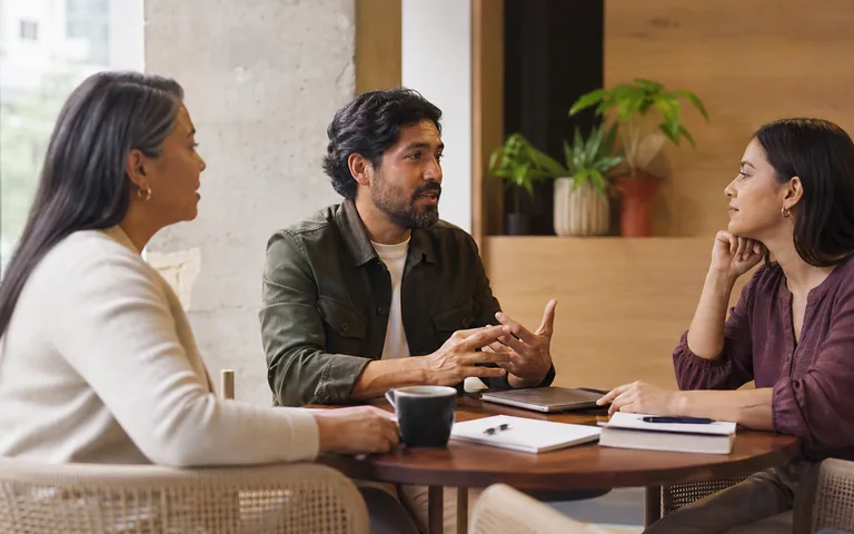 Integrantes de un equipo mantienen una conversación respetuosa.