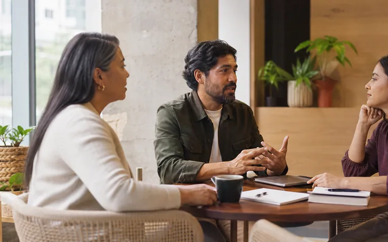 Profesionales participan en una conversación sobre bienestar.